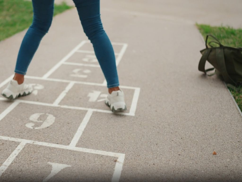 how to play hopscotch game